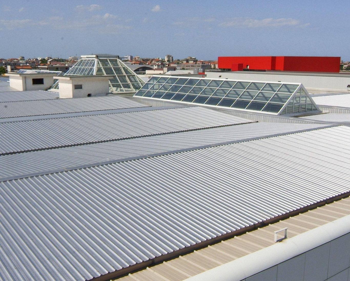 Placas Multicapa Ofrecemos revestimientos metálicos para la protección y durabilidad de cubiertas y más aplicaciones.